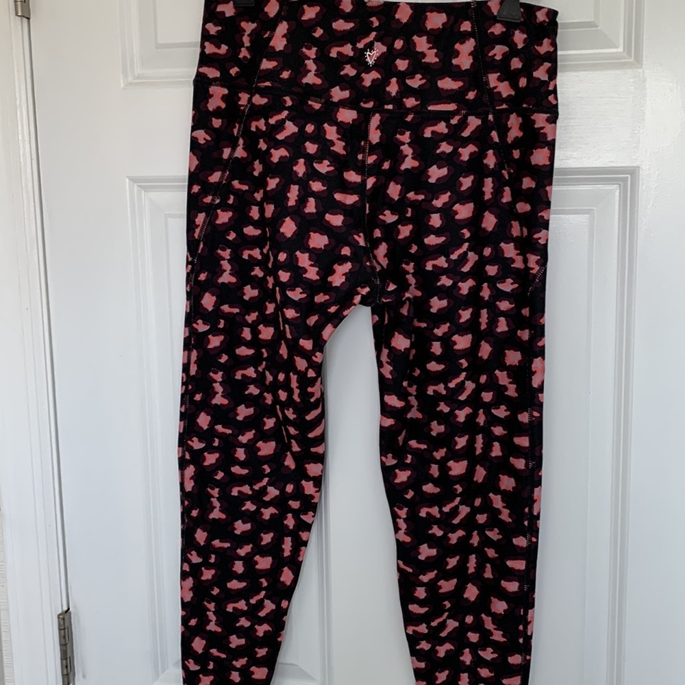 Size LARGE Betsey Johnson work-out Capri stretch Brown black orange print